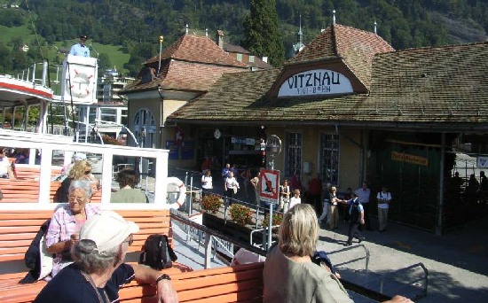 Alpen&uuml;berquerung mit Schiff und Bahn