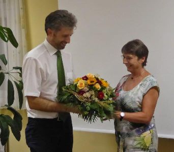 Oberbürgermeister Palmer überreicht an Gundi Reichenmiller einen Blumenstrauß