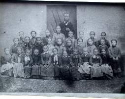 1b_726_schulmaedchen_1875