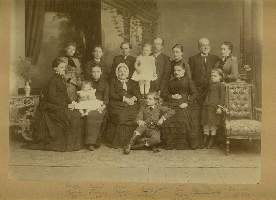 _flemming_gustav_1831_1905_mit_mutter_leopoldine_geb_mueller_und_clement_geb_born_kinder_enkel_um_1886